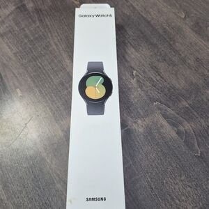 Samsung Galaxy Watch5 - Black and Silver